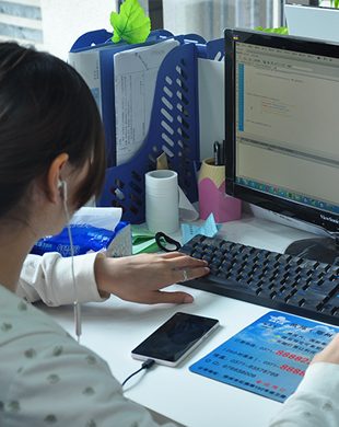 工位桌面一角